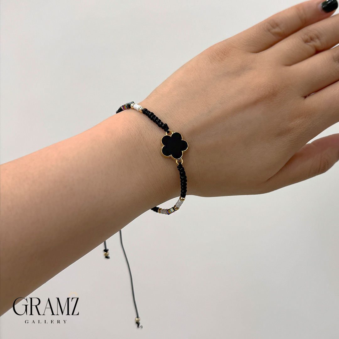 دستبند منجوق گل مشکی برند Fashion